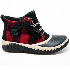 Sorel Out and about winter boot (red plaid)
